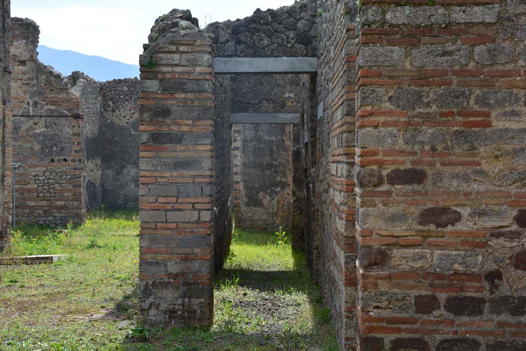 IX.5.2 Pompeii. March 2017. Room b, south-west corner of atrium, with tablinum k, on left, and corridor m, in centre.
Foto Christian Beck, ERC Grant 681269 DCOR.
