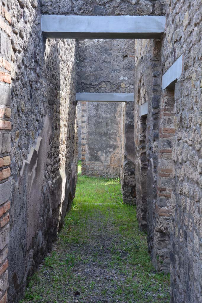 IX.5.2 Pompeii. March 2017. 
Corridor m, looking south with doorways to rooms n and o, on right.
Foto Christian Beck, ERC Grant 681269 DCOR.

