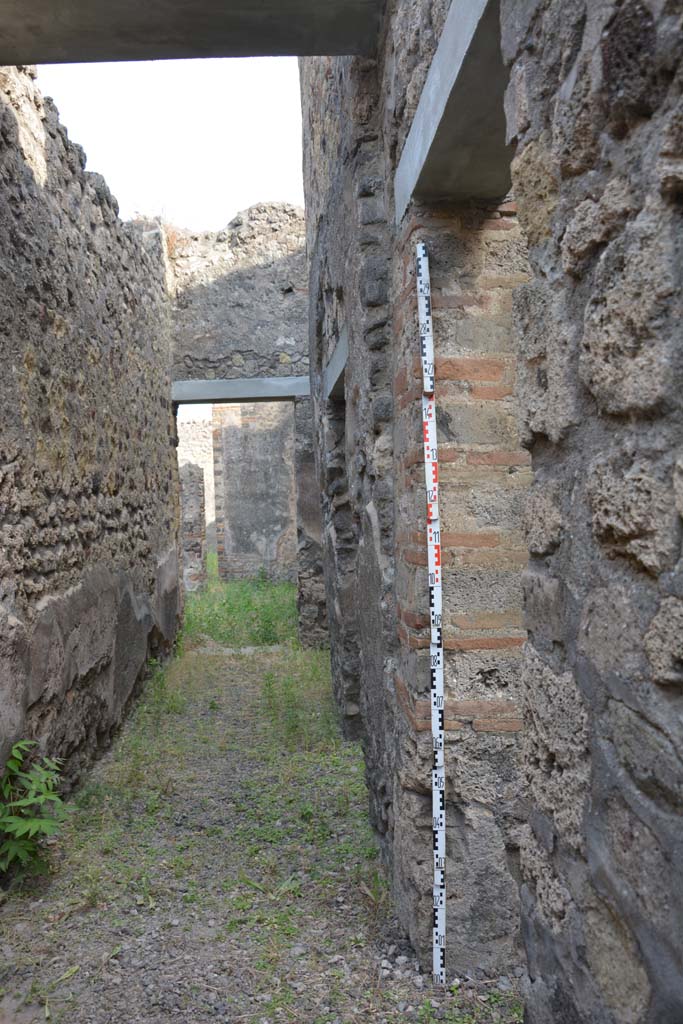 IX.5.2 Pompeii. May 2017. Corridor m, looking south along west side, with doorway to room n, on right.
Foto Christian Beck, ERC Grant 681269 DCOR.
