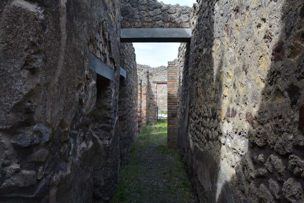 IX.5.2 Pompeii. March 2017. Corridor m, looking north towards atrium b, with doorways to rooms o and n, on left.
Foto Christian Beck, ERC Grant 681269 DCOR.


