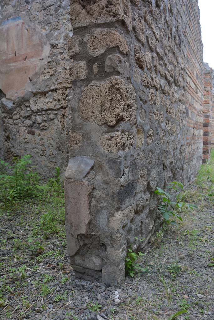 IX.5.2 Pompeii. May 2017. 
Corridor m, looking north towards doorway pilaster on north side of room n.
Foto Christian Beck, ERC Grant 681269 DCOR.
