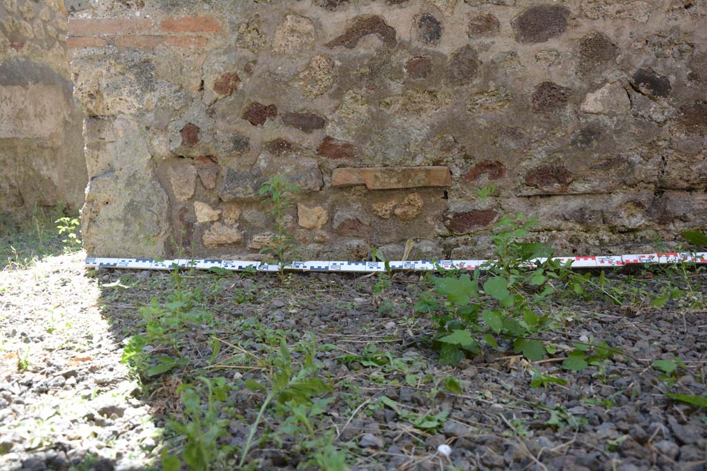 IX.5.2 Pompeii. May 2017. Room n, detail of lower south wall at east end.
Foto Christian Beck, ERC Grant 681269 DCOR.

