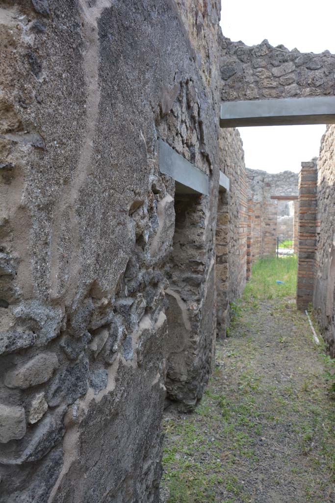 IX.5.2 Pompeii. May 2017. Corridor m, looking north towards atrium b, with doorway to room o, on left.
Foto Christian Beck, ERC Grant 681269 DCOR.
