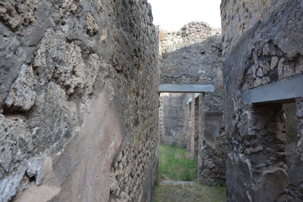 IX.5.2 Pompeii. May 2017. Corridor m, looking south towards peristyle p, from doorway to room o, on right.
Foto Christian Beck, ERC Grant 681269 DCOR.

