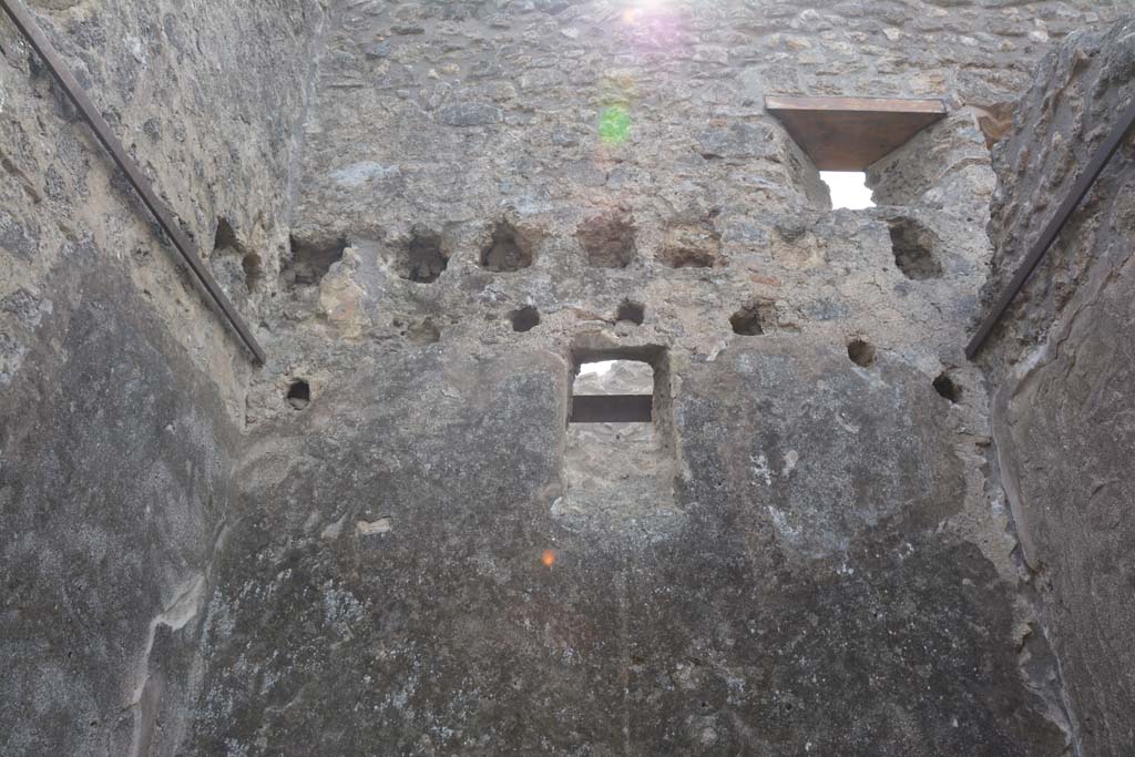 IX.5.2 Pompeii. May 2017. Room r, upper west wall. 
Foto Christian Beck, ERC Grant 681269 DCOR.
