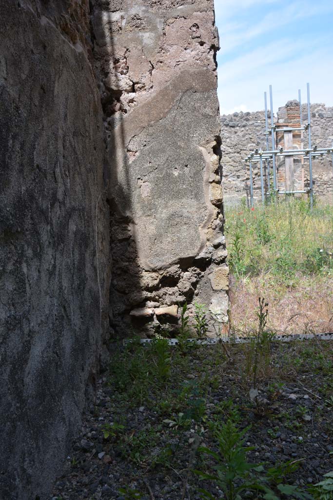IX.5.2 Pompeii. May 2017. Room r, east wall in north-east corner.
Foto Christian Beck, ERC Grant 681269 DCOR.
