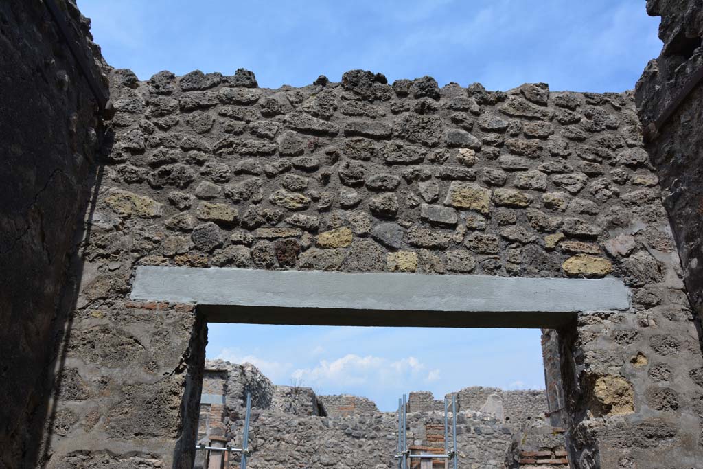 IX.5.2 Pompeii. May 2017. Room r, upper east wall above doorway to peristyle p. 
Foto Christian Beck, ERC Grant 681269 DCOR.

