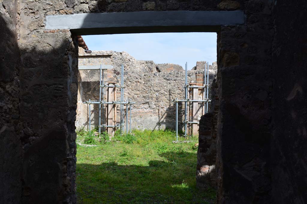 IX.5.2 Pompeii. March 2017. Room r, east wall looking onto peristyle p.
Foto Christian Beck, ERC Grant 681269 DCOR.


