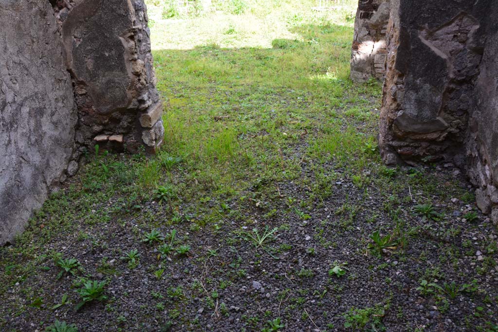 IX.5.2 Pompeii. March 2017. Room r, looking towards east doorway onto peristyle p.
Foto Christian Beck, ERC Grant 681269 DCOR.

