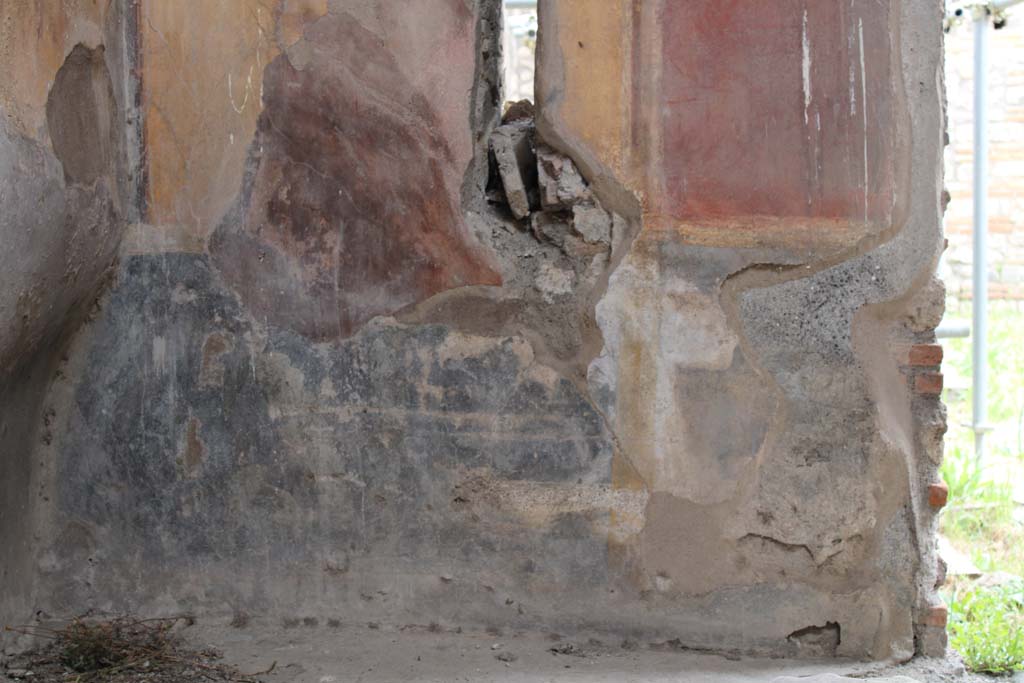 IX.5.2 Pompeii. May 2019. Room ‘u’, detail of painted zoccolo on south wall in south-east corner.
Foto Christian Beck, ERC Grant 681269 DÉCOR.
