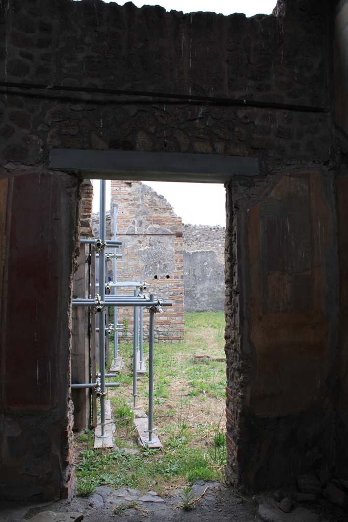 IX.5.2 Pompeii. May 2019. Room ‘u’, looking south through doorway towards peristyle ‘p’.
Foto Christian Beck, ERC Grant 681269 DÉCOR.

