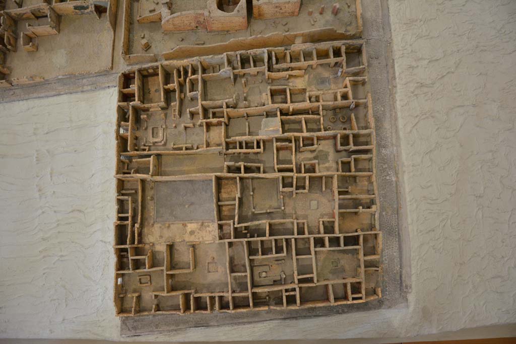 IX.5, Pompeii. July 2017. Overview of insula, with IX.5.2 in upper right-hand corner.. 
From cork model in Naples Archaeological Museum.
Foto Annette Haug, ERC Grant 681269 DÉCOR.
