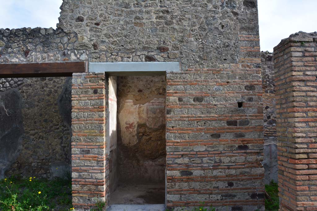IX.5.2 Pompeii. March 2017. Atrium ‘b’, east side of atrium, doorway to room ‘e’, on left, and into room ‘c’, in centre.
Foto Christian Beck, ERC Grant 681269 DÉCOR.
