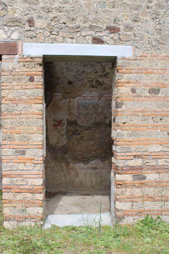 IX.5.2 Pompeii. May 2019. Room ‘c’, looking east through doorway on east side of atrium ‘b’.
Foto Christian Beck, ERC Grant 681269 DÉCOR.

