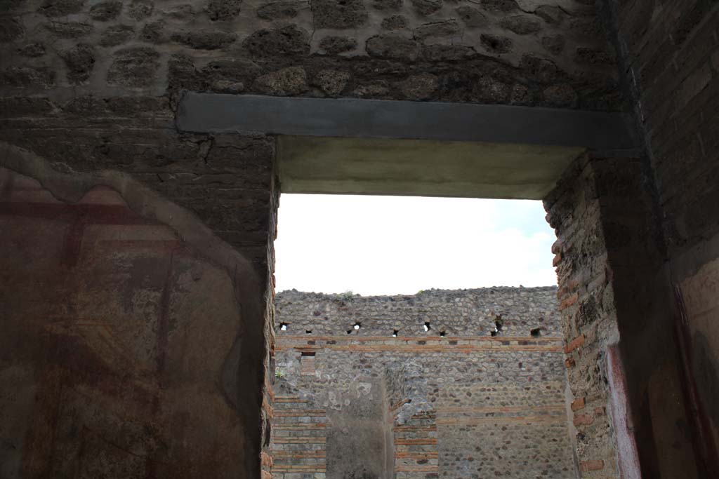 IX.5.2 Pompeii. May 2019. Room ‘c’, looking towards west wall with doorway to atrium ‘b’.
Foto Christian Beck, ERC Grant 681269 DÉCOR.
