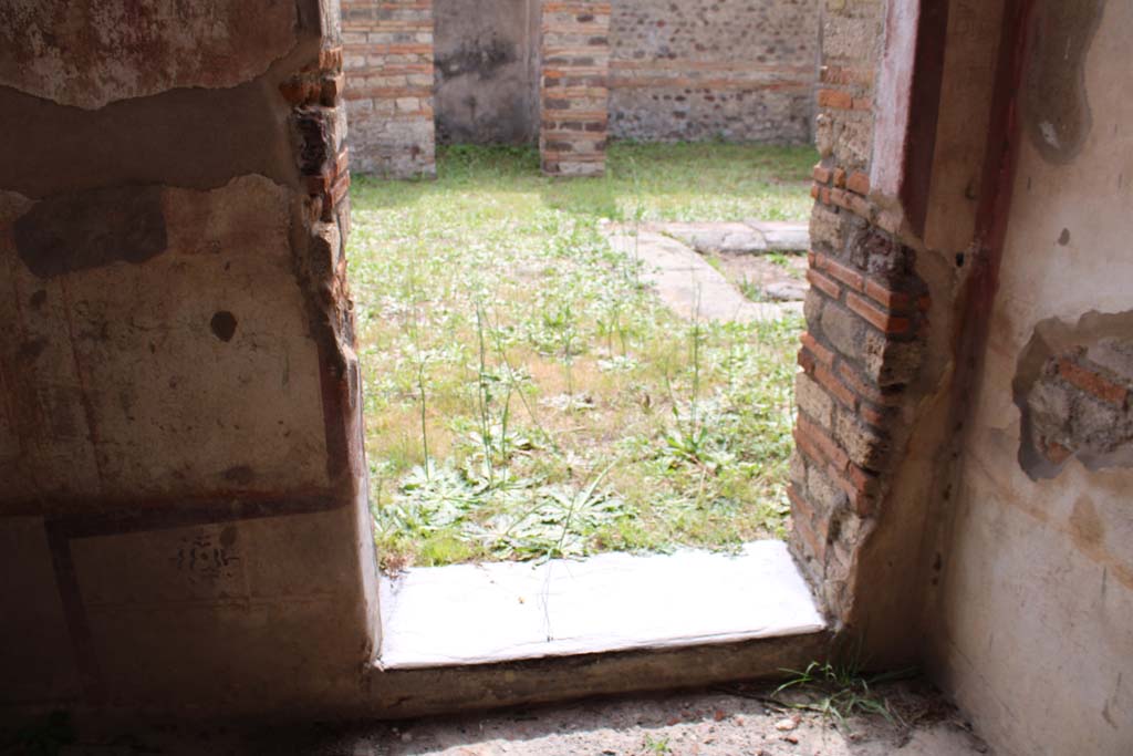 IX.5.2 Pompeii. May 2019. Room ‘c’, looking west towards lower wall, zoccolo/dado and threshold of doorway to atrium ‘b’.
Foto Christian Beck, ERC Grant 681269 DÉCOR.
