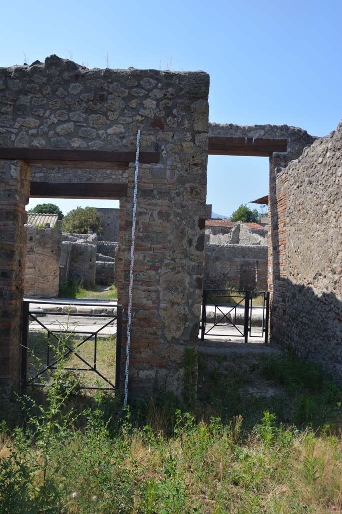 IX.5.2 Pompeii. May 2017. 
Atrium ‘b’, north-west corner with pilaster between doorway to shop at IX.5.1, and to entrance corridor/fauces, on right. 
Foto Christian Beck, ERC Grant 681269 DÉCOR.
