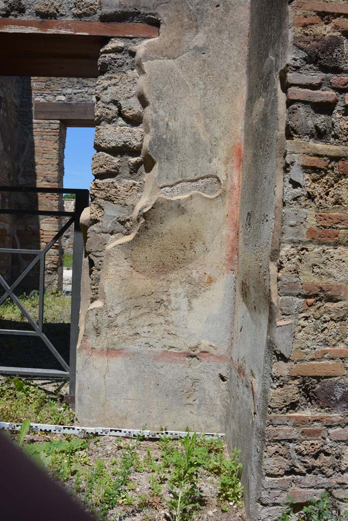 IX.5.2 Pompeii. May 2017. Room ‘f’, looking towards north wall and north-east corner.
Foto Christian Beck, ERC Grant 681269 DÉCOR.
According to PPM –
On the east side of the north wall was a simple decoration in IV Style, with a geometric zoccolo/plinth adorned with a taut garland and with a carpet style border, and the white middle zone decorated with a band (a grottesque).
See Carratelli, G. P., 1990-2003. Pompei: Pitture e Mosaici. VIII (8). Roma: Istituto della enciclopedia italiana, (p. 380).


