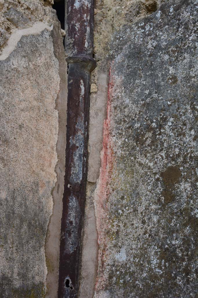 IX.5.2 Pompeii. March 2017. 
Room ‘f’, detail from south-west corner of a thick drainage pipe from the upper floor.
Foto Christian Beck, ERC Grant 681269 DÉCOR.
