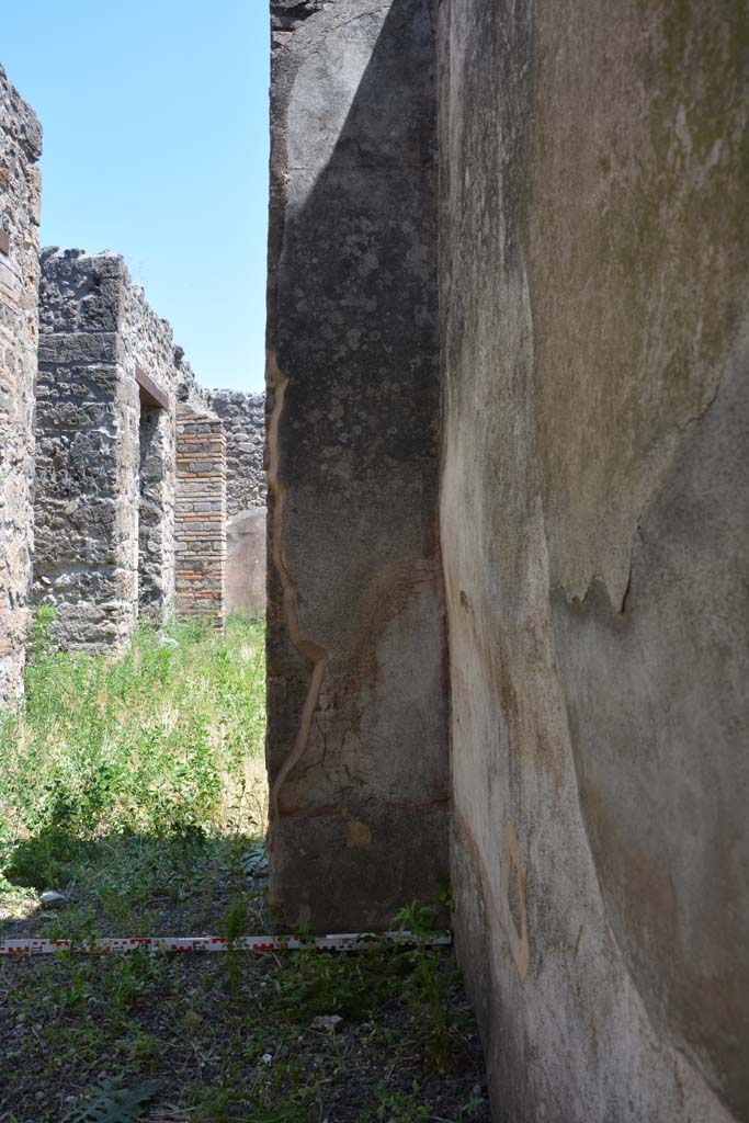 IX.5.2 Pompeii. May 2017. 
Room ‘f’, looking east to pilaster at end of south wall in south-east corner.
Foto Christian Beck, ERC Grant 681269 DÉCOR.
