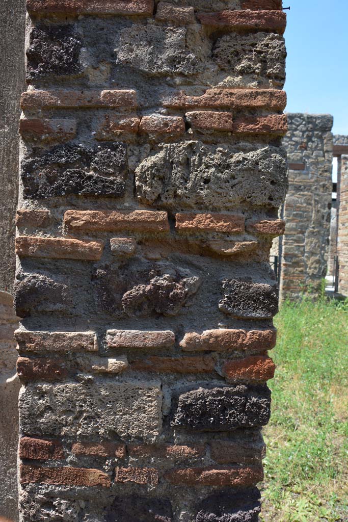 IX.5.2 Pompeii. May 2017. 
Room ‘g’, pilaster on north side of doorway, looking north across atrium ‘b’, on right.
Foto Christian Beck, ERC Grant 681269 DÉCOR.
