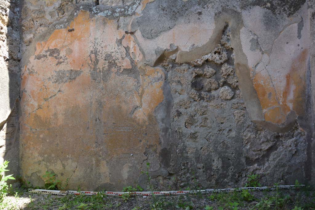 IX.5.2 Pompeii. May 2017. Room ‘g’, looking towards south wall.
Foto Christian Beck, ERC Grant 681269 DÉCOR.
According to PPM –
This wall had the remains of IV Style decoration, which is now completely illegible, but which included a painting of the abduction of Europa.
See Carratelli, G. P., 1990-2003. Pompei: Pitture e Mosaici. VIII (8). Roma: Istituto della enciclopedia italiana, (p.383).
