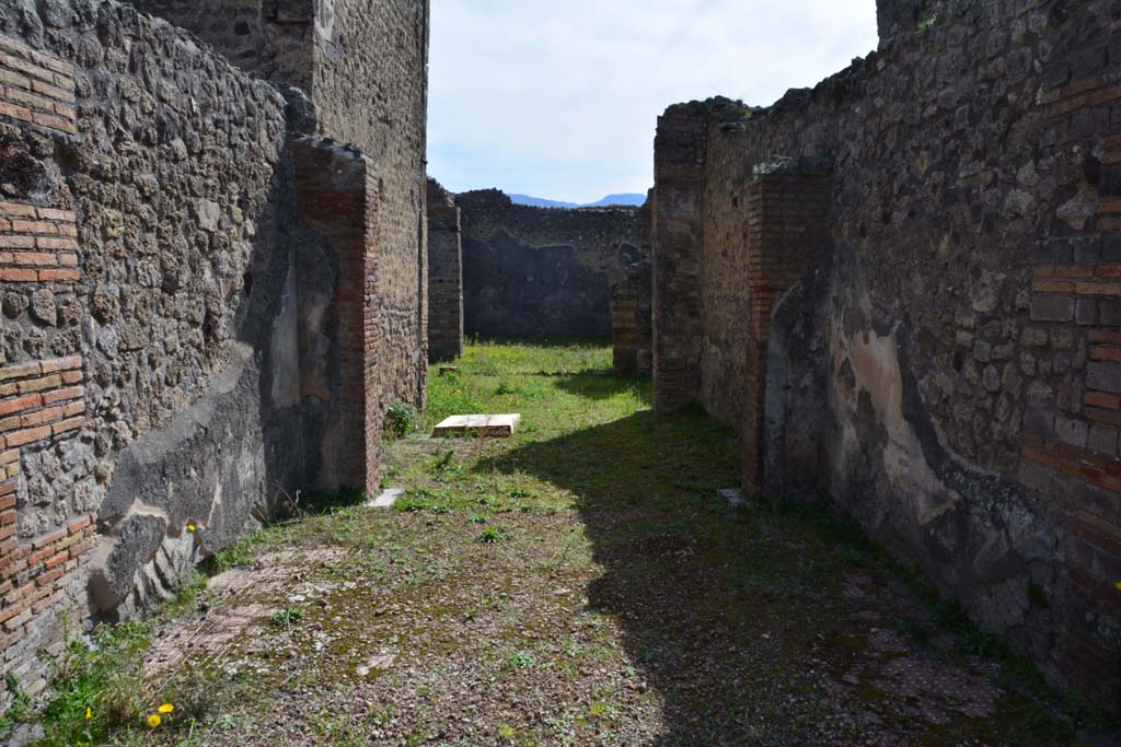 IX.5.2 Pompeii. March 2017. Room k, looking south across tablinum, into room L on south side (double tablinum).
Foto Christian Beck, ERC Grant 681269 DCOR.

