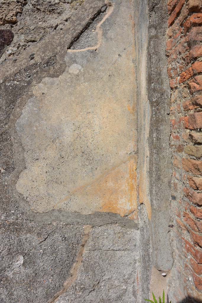 IX.5.2 Pompeii. May 2017. 
Room k, detail from east wall at south end with small separating wall to room L, on right.
Foto Christian Beck, ERC Grant 681269 DCOR.
