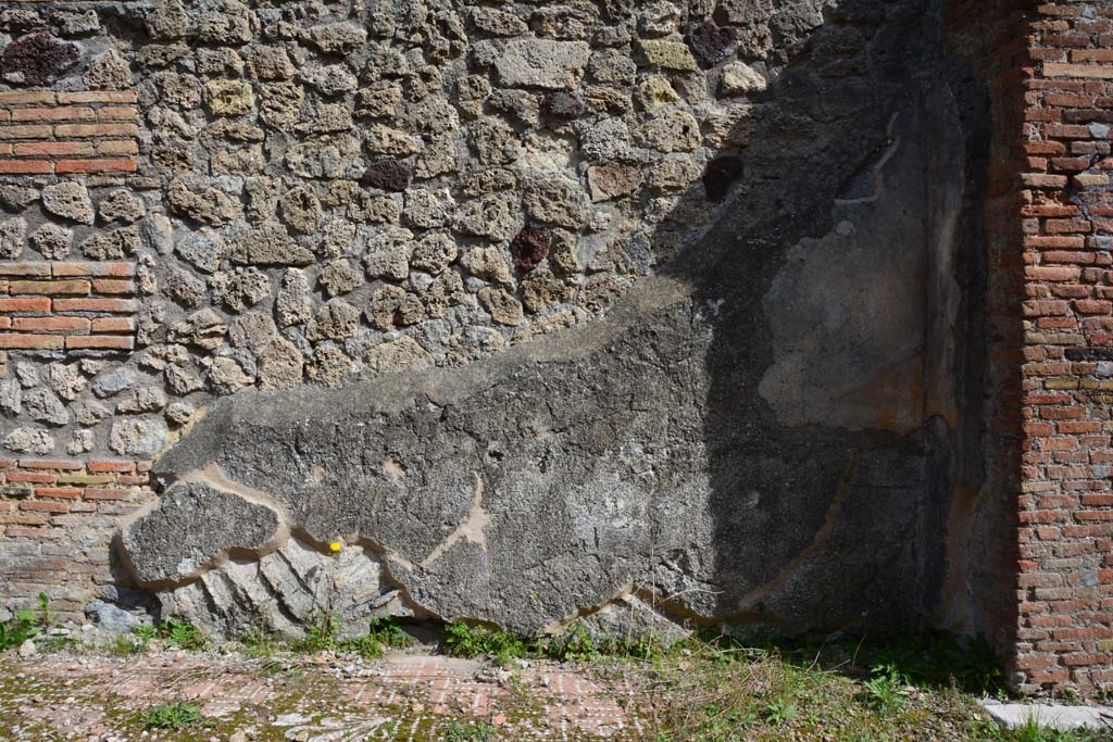 IX.5.2 Pompeii. March 2017. Room k, east wall at south end with small separating wall to room L, on right.
Foto Christian Beck, ERC Grant 681269 DCOR.
