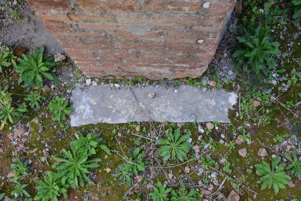 IX.5.2 Pompeii. March 2017. Room k, west wall, doorway threshold separating from room L, on left.
Foto Christian Beck, ERC Grant 681269 DCOR.


