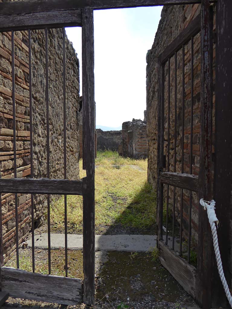 IX.5.2 Pompeii. September 2015. Looking south through entrance doorway.
Foto Annette Haug, ERC Grant 681269 DÉCOR.
