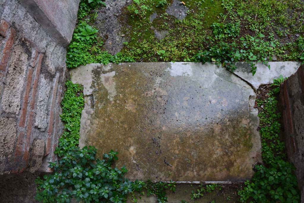 IX.5.11 Pompeii. March 2017. Room k, doorway threshold.
Foto Christian Beck, ERC Grant 681269 DCOR.


