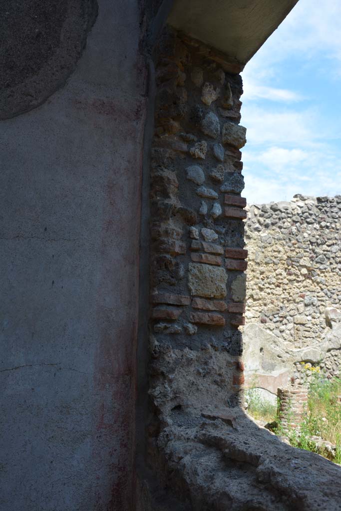 IX.5.11 Pompeii. May 2017. Room k, window at south end of east wall in south-east corner.
Foto Christian Beck, ERC Grant 681269 DCOR.
