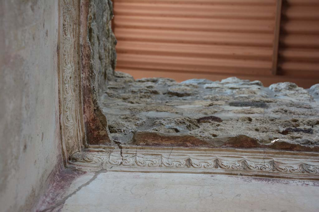 IX.5.11 Pompeii. May 2017. Room k, detail of cornice and part of ceiling in north-west corner on north wall.
Foto Christian Beck, ERC Grant 681269 DCOR.
