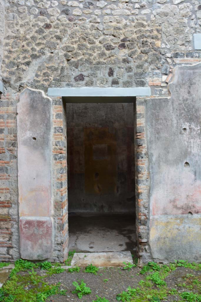 IX.5.11 Pompeii. March 2017. Room f, doorway.    
Foto Christian Beck, ERC Grant 681269 DCOR.
