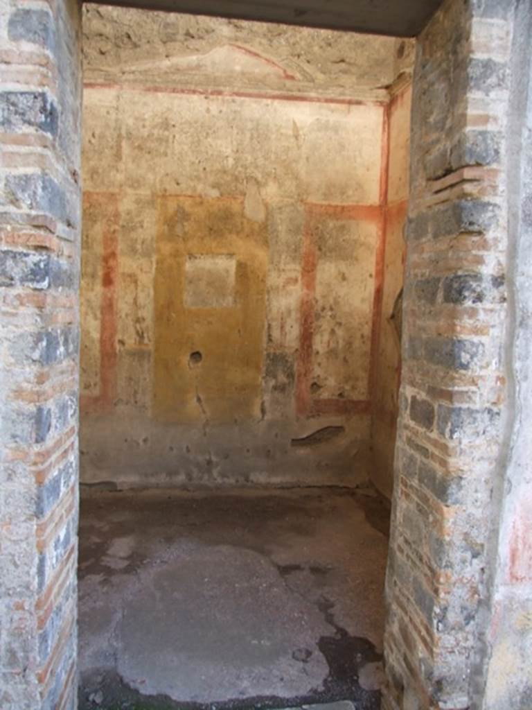 IX.5.11 Pompeii. December 2007. Doorway to room 7, looking west.
According to BdI, on the walls of this room traces of burning could have been seen. 
In the centre of the west, north and south walls were paintings, on a yellow panel.
See BdI, 1879, (p.203-205,  nos: 63-84 in g).
According to Fiorelli, other than the usual flying Cupids, in the frieze on the west wall were two small female figures (caryatids) crowned with foliage and with green robes.
See Notizie degli Scavi di Antichit, 1877, (p.249-50)

