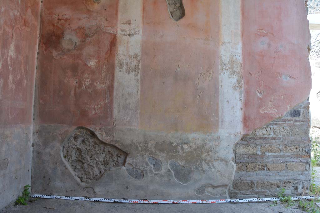 IX.5.11 Pompeii. May 2017. Room e, lower north wall. 
Foto Christian Beck, ERC Grant 681269 DCOR.
The central yellow panel would have contained a medallion, now completely faded, that showed a young girl with a scroll.
Other medallions were in the red side panels.


