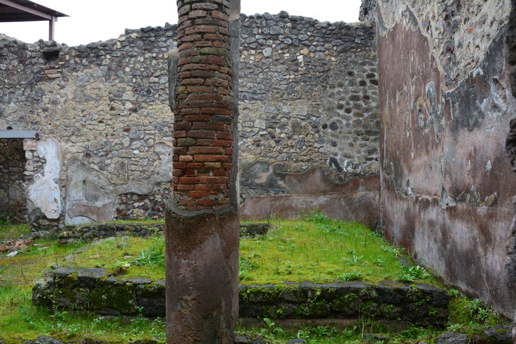 IX.5.11 Pompeii. March 2017. Peristyle n, looking east from south end of west side.
Foto Christian Beck, ERC Grant 681269 DCOR.
