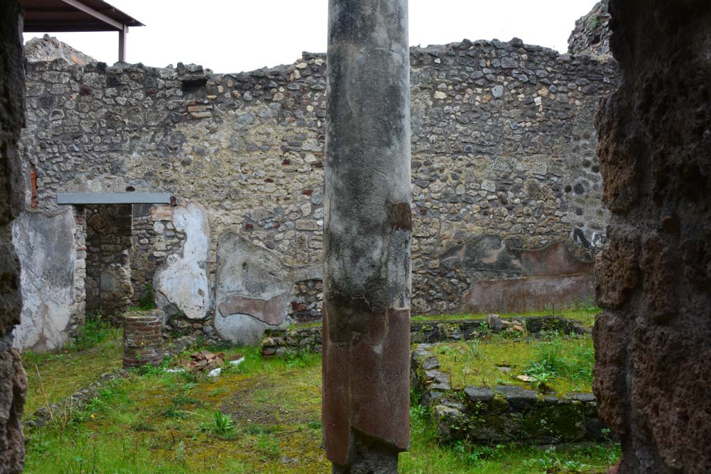 IX.5.11 Pompeii. March 2017. Peristyle n, looking east from north end of west side, with doorway to rooms s, r and t, on left.
Foto Christian Beck, ERC Grant 681269 DÉCOR.



