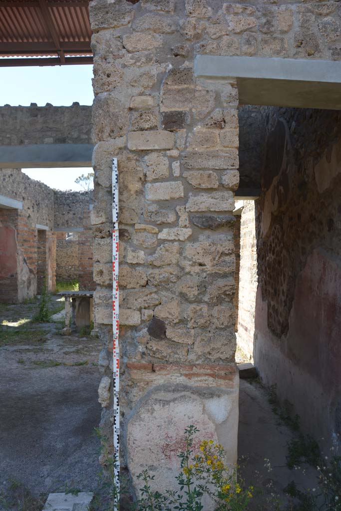 IX.5.11 Pompeii. May 2017. 
Peristyle  n, looking north to pilaster between tablinum, on left, and corridor m, on right.
Foto Christian Beck, ERC Grant 681269 DCOR.
