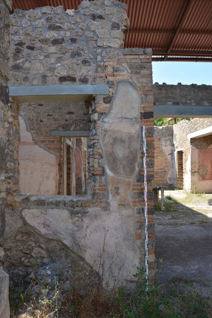 IX.5.11 Pompeii. May 2017. 
Peristyle n, looking towards north wall with window into room k, on west side of tablinum, on right.
Foto Christian Beck, ERC Grant 681269 DCOR.

