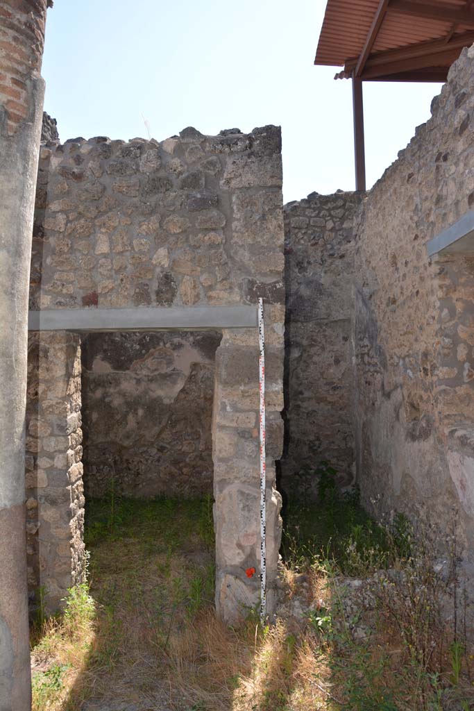 IX.5.11 Pompeii. May 2017. 
Peristyle n, looking west towards doorway to room o, on left, and room u, on right.
Foto Christian Beck, ERC Grant 681269 DCOR.

