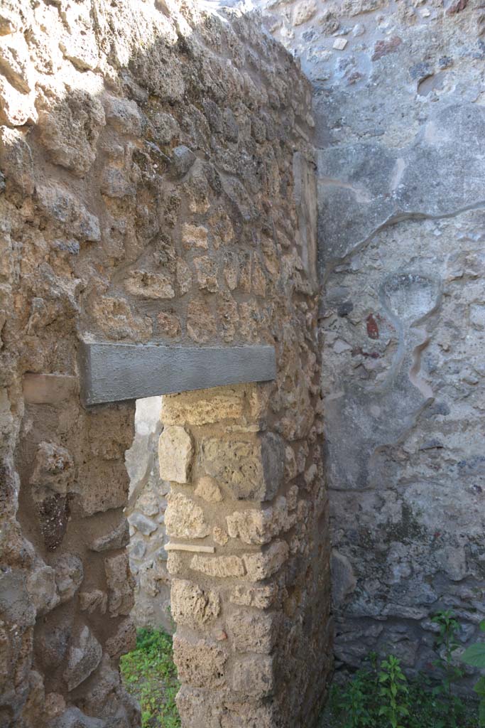 IX.5.11 Pompeii. May 2017. 
Room u, south wall with small doorway from room o, and south-west corner.
Foto Christian Beck, ERC Grant 681269 DCOR.

