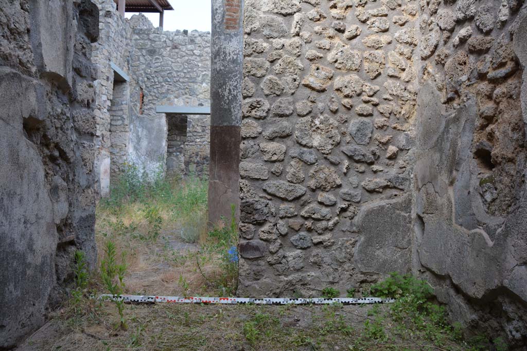 IX.5.11 Pompeii. May 2017. Room o, east wall with doorway to peristyle n.
Foto Christian Beck, ERC Grant 681269 DCOR.
