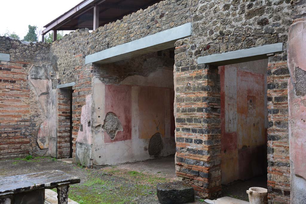 IX.5.11 Pompeii. March 2017. Atrium b, looking north-east towards doorways to rooms g, h and i.
Foto Christian Beck, ERC Grant 681269 DÉCOR.

