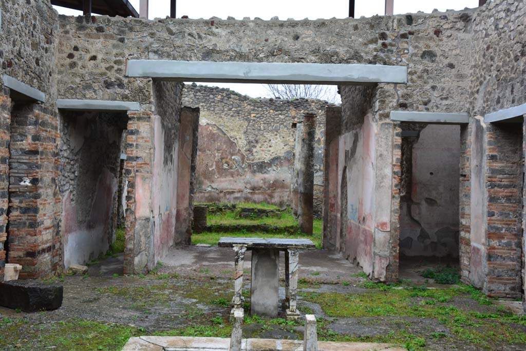 IX.5.11 Pompeii. March 2017. Atrium b, looking south from impluvium towards corridor m, tablinum l (L), and room k. 
Foto Christian Beck, ERC Grant 681269 DÉCOR.

