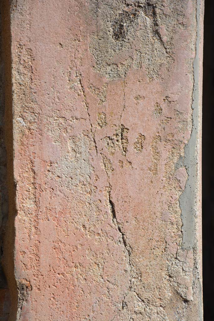 IX.5.11 Pompeii. May 2017. 
Room b, detail of remaining stucco on dividing pilaster between corridor m, on left, and tablinum l (L), on right.
Foto Christian Beck, ERC Grant 681269 DÉCOR.

