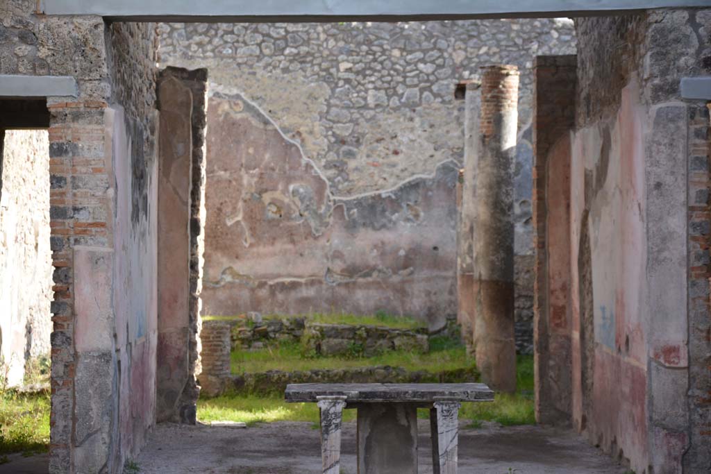 IX.5.11 Pompeii. March 2017. Room b, looking south from atrium through tablinum to peristyle area.    
Foto Christian Beck, ERC Grant 681269 DÉCOR.
