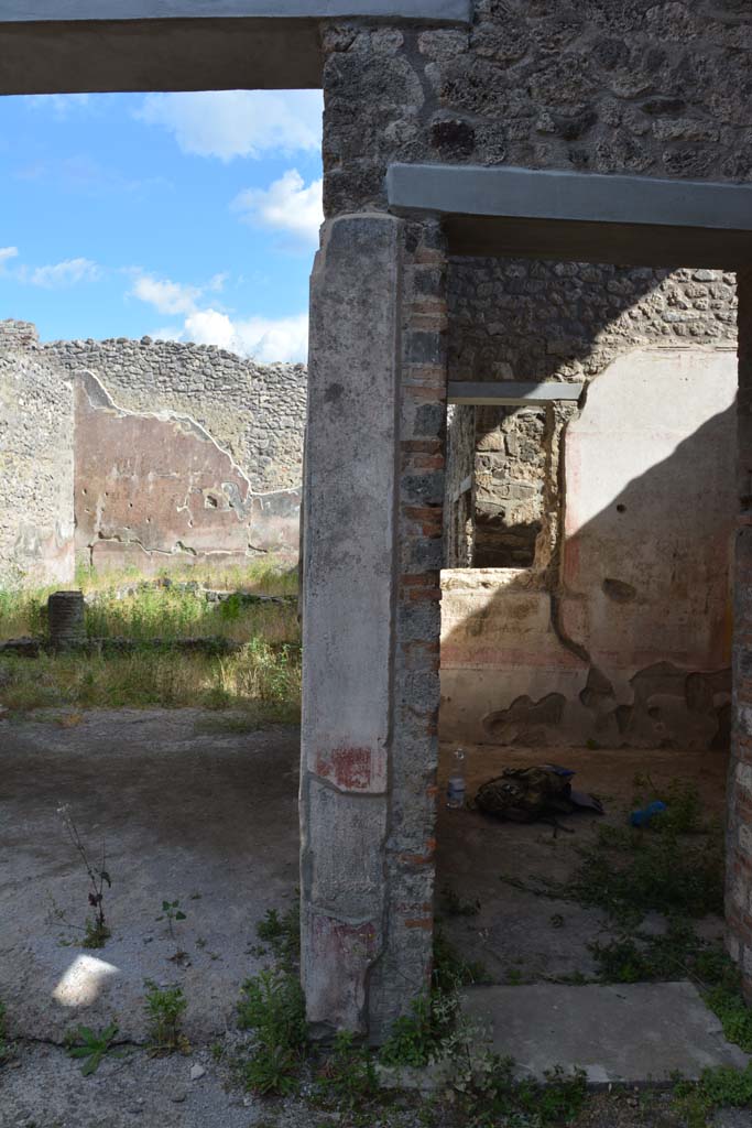 IX.5.11 Pompeii. May 2017. 
Room b, looking south to dividing pilaster between tablinum l (L), on left, and room k, on right.
Foto Christian Beck, ERC Grant 681269 DÉCOR.
