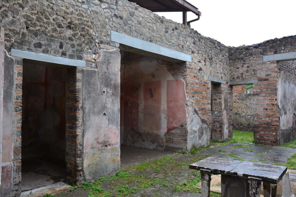 IX.5.11 Pompeii. March 2017. Atrium b, looking north-west towards doorways to rooms f, e, d, and c.
Foto Christian Beck, ERC Grant 681269 DÉCOR.
